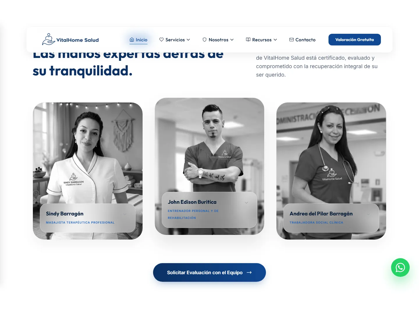 Equipo profesional de VitalHome Salud: masajista terapéutica, entrenador de rehabilitación y trabajadora social clínica